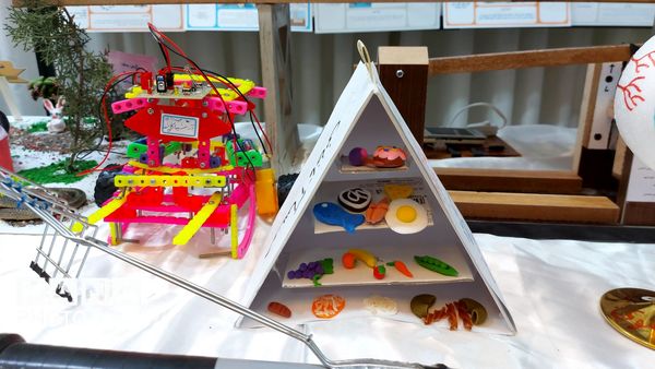 نمایشگاه جابربن‌حیان در دبستان سما ۴