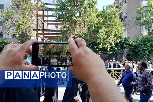 حضور میلیونی مردم تهران برای بدرقه شهید جمهور و یاران