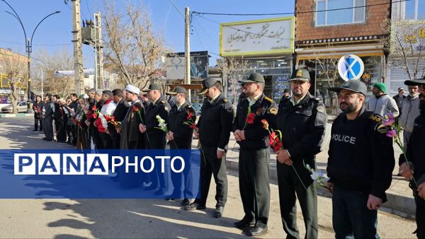 گلباران تمثال مبارک حضرت امام خمینی (ره) در سالروز ورود تاریخی و آغاز دهه فجر انقلاب اسلامی ایران 