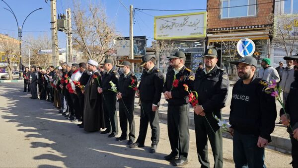 گلباران تمثال مبارک حضرت امام خمینی (ره) در سالروز ورود تاریخی و آغاز دهه فجر انقلاب اسلامی ایران 