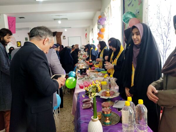 بازارچه دست‌سازه‌های دانش‌آموزان شهر راز