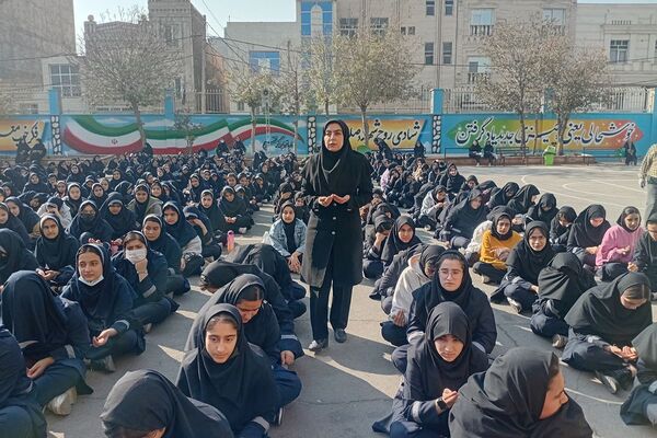 برپایی ایستگاه صلواتی و شهادت حضرت زهرا در مدرسه شهید زهره‌وند قرچک 