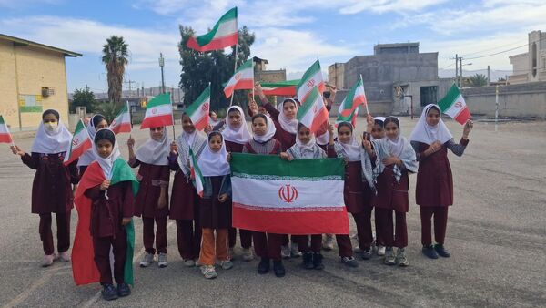 جشن باشکوه دهه فجر و پاسداشت پرچم جمهوری اسلامی در دبستان استقلال حاجی‌آباد