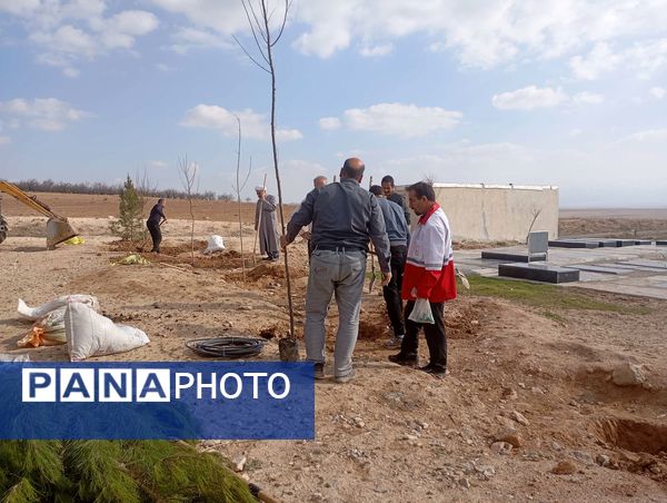 کاشت نهال در آرامستان روستای گزکوه