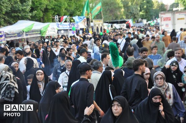 برگزاری باشکوه «مهمانی کیلومتری غدیر» در کرمانشاه با مشارکت گسترده مردم و دانش‌آموزان