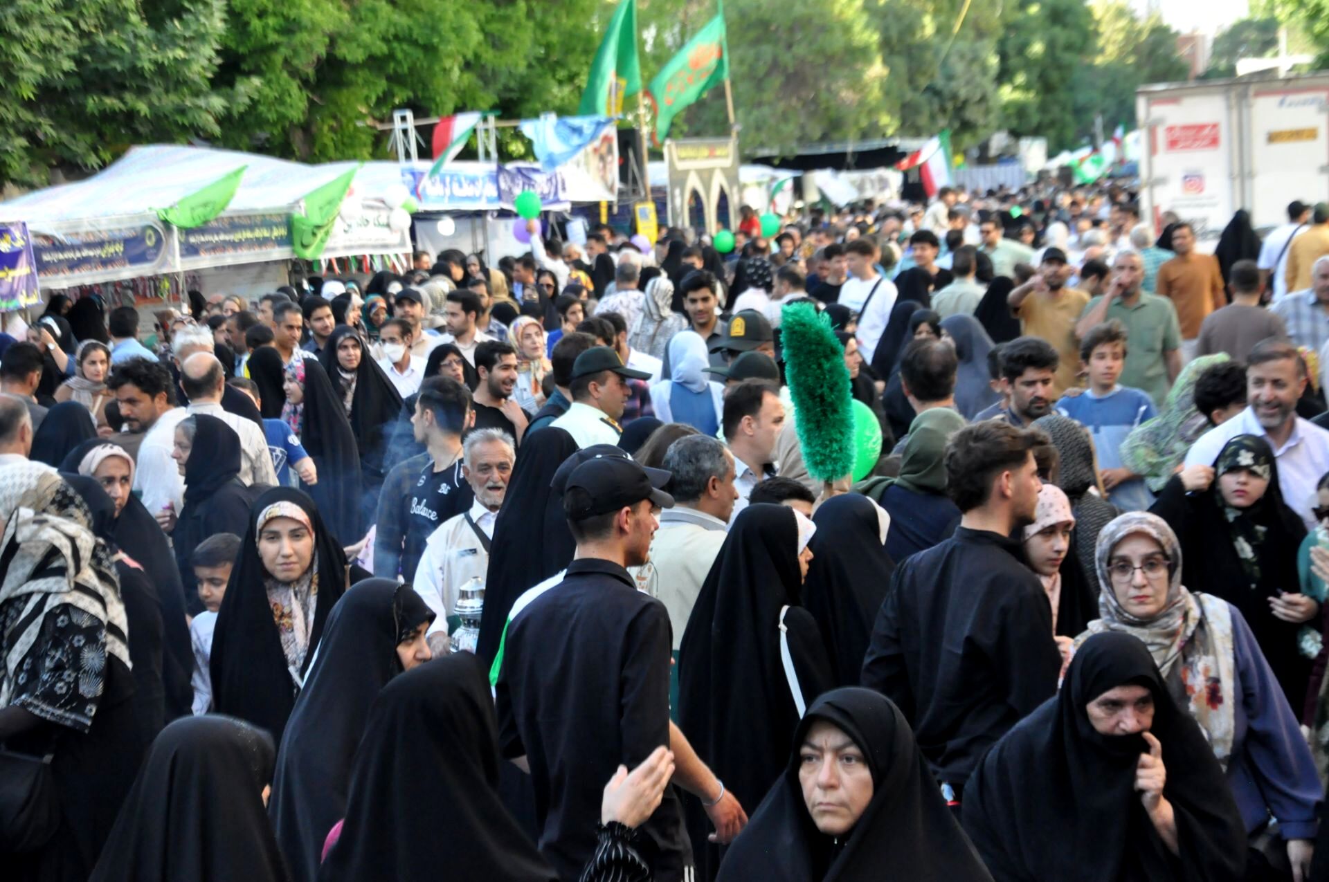 برگزاری باشکوه «مهمانی کیلومتری غدیر» در کرمانشاه با مشارکت گسترده مردم و دانش‌آموزان