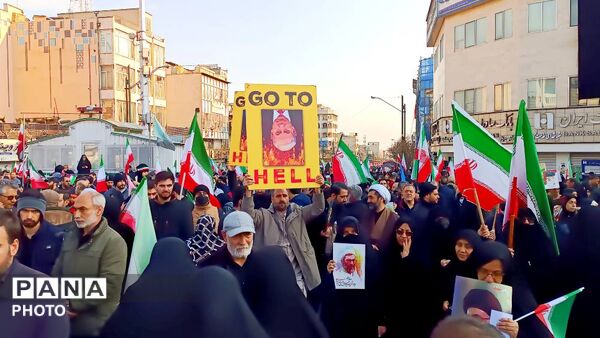 بیعت چشمگیر مردم با رهبر جدید انقلاب 