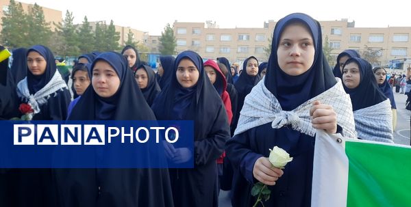 وداع دانش‌آموزان دبیرستان فرهنگیان ناحیه ۷ با شهید گمنام 