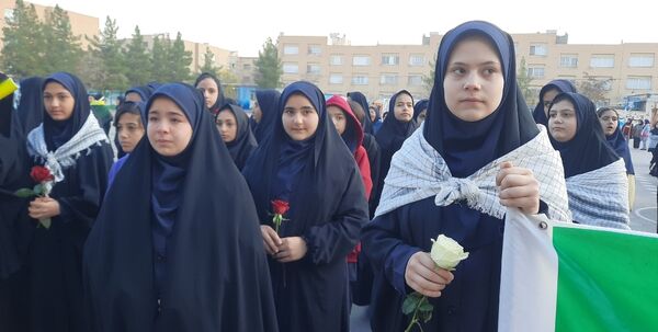 وداع دانش‌آموزان دبیرستان فرهنگیان ناحیه ۷ با شهید گمنام 