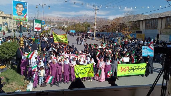 حضور پرشور دانش‌آموزان پیشتاز یاسوجی در یوم‌الله ۱۳ آبان