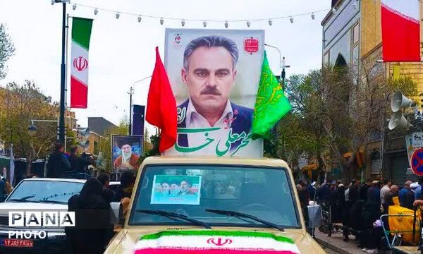 تشییع پیکر شهید مردمی جنگ‌رمضان‌ محرمعلی‌خالقی بر روی دستان مردم شهیدپرور زنجان‌‌