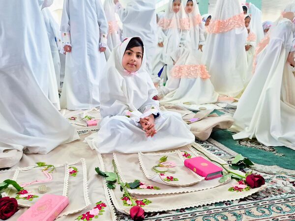 آیین سپیدپوشان؛ جشن تکلیف دختران عنبرآباد