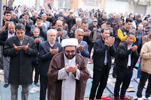 صفوف به‌هم پیوسته نمازگزاران در قروه