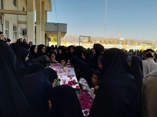 تشییع پیکر شهید گمنام بر دستان دانش‌آموزان هنرستان ابرار منوجان در ایام فاطمیه