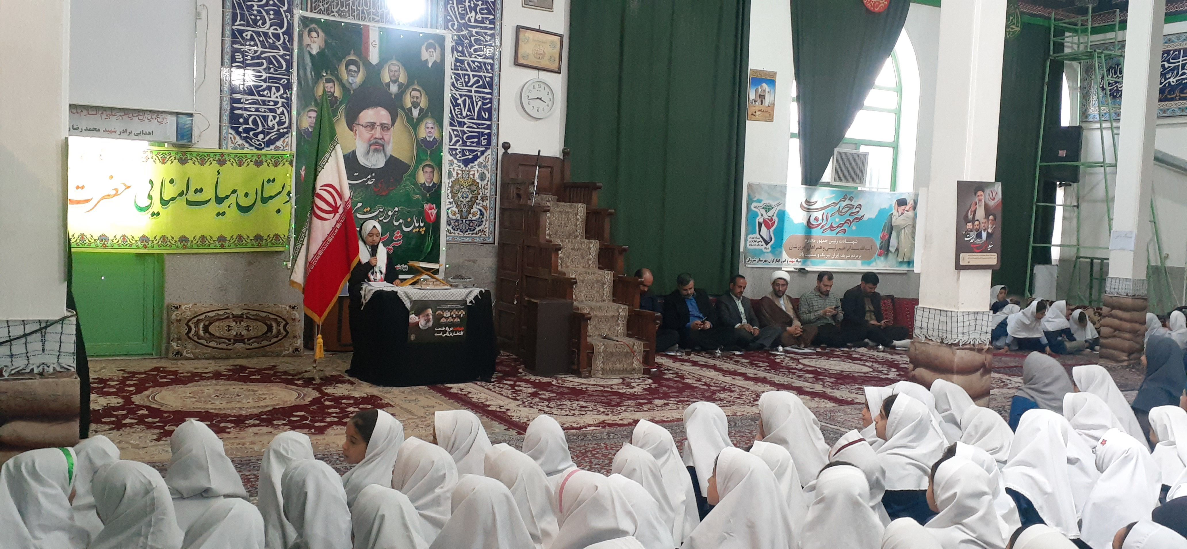 شرکت دانش‌آموزان دبستان حضرت فاطمه(س) در مراسم سالگرد شهدای خدمت