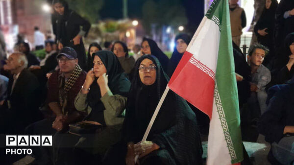 نماز استغاثه به امام زمان (عج) در شصت و دومین قرار عاشقانه، میدان امام خمینی(ره) شهرستان کوهدشت