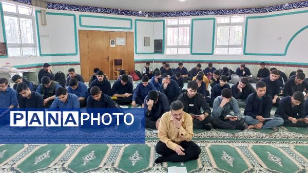برگزاری نماز جماعت و زیارت عاشورا در دبیرستان شاهد