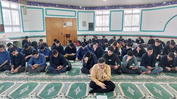 برگزاری نماز جماعت و زیارت عاشورا در دبیرستان شاهد