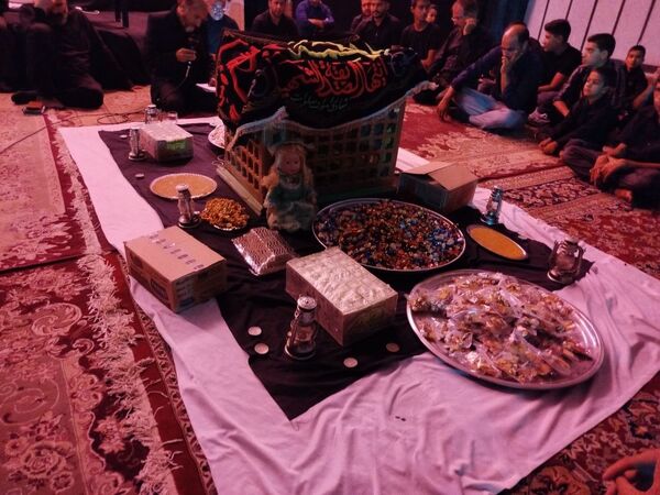برپایی سفره حضرت رقیه(ص) در حسینه حسینی روستای رزق آباد شهرستان کاشمر