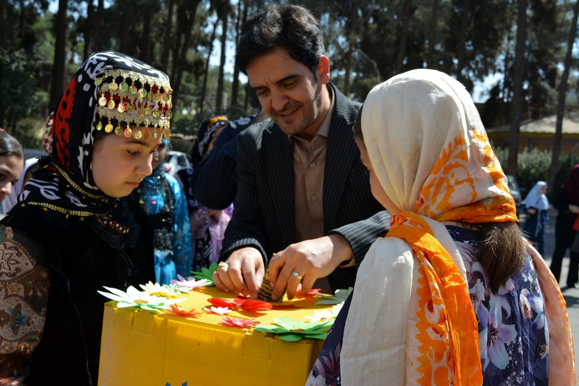 جشن عاطفه‌ها؛ لبریز از مهربانی در دبستان دخترانه قدر بهارستان ۲