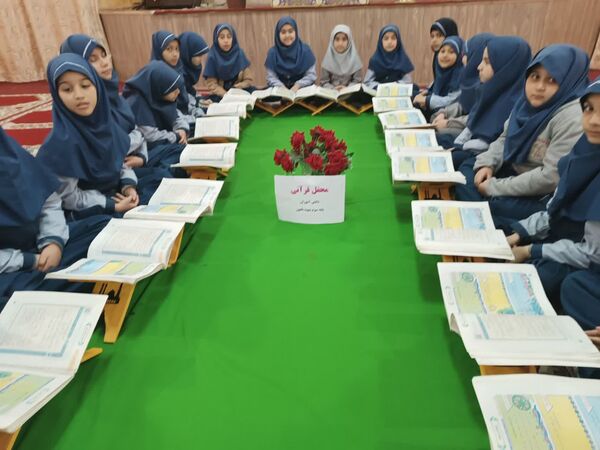 محفل انس با قرآن کریم در دبستان شاهد کوثر