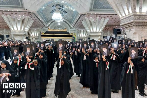 هم‌نوایی دانش‌آموزان منطقه ۵ تهران با سرود «باید برخاست» در سوگواری رهبر شهید
