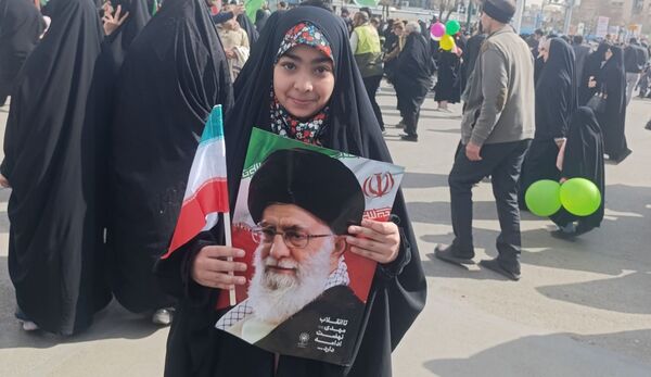 حضور پرشور دانش آموزان دبستان تربیت در راهپیمایی ۲۲ بهمن