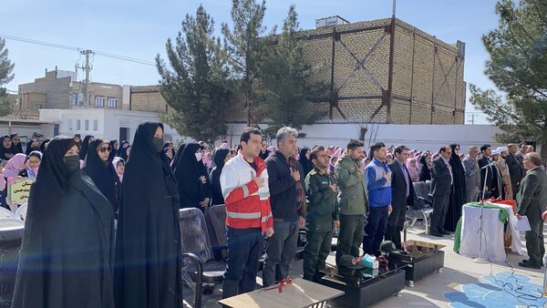 نواختن زنگ جشن نیکوکاری در دبستان زینب قهرمانی مه ولات