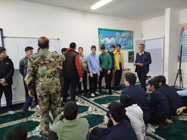 کارگاه عملی درس آمادگی دفاعی در دبیرستان پسرانه متوسطه اول سما شهرستان کاشمر 