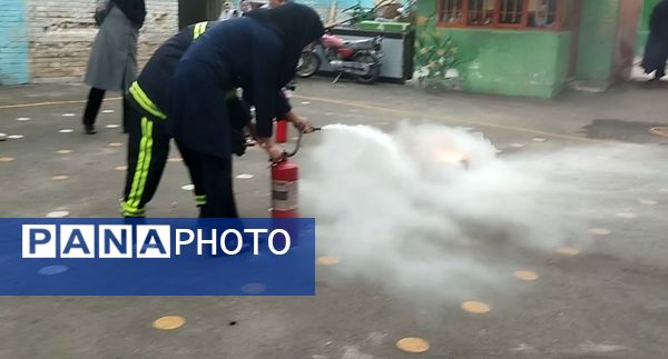 برنامه آموزشی اطفا حریق در مدرسه مهندس رحمانی فرد مشهد