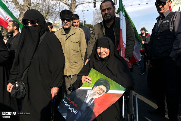 مراسم بیعت با سومین رهبر انقلاب در تهران - 1