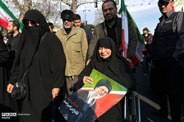 مراسم بیعت با سومین رهبر انقلاب در تهران - 1