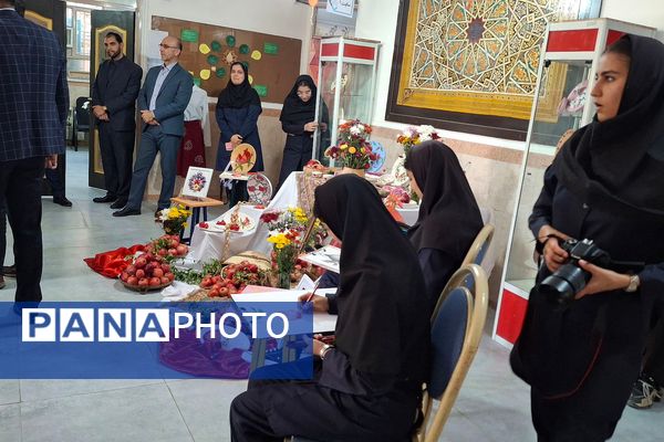 بازدید معاون پرورشی و فرهنگی اداره‌کل شهرستانهای استان تهران از جشنواره انار در هنرستان ام‌البنین ورامین