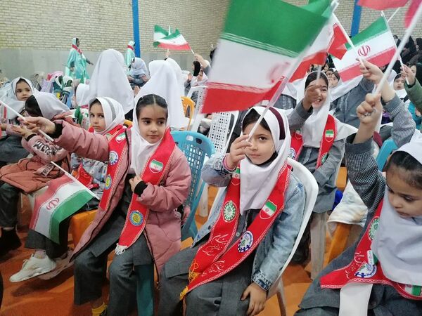 ویژه برنامه‌های دهه فجر و همایش یاوران انقلاب در مدارس روستای چری
