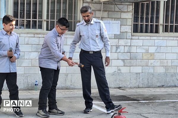 آموزش اطفا حریق در دبیرستان تیزهوشان شهید بهشتی ناحیه دو شهرری 
