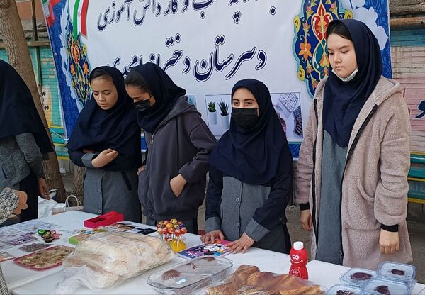 بازارچه و نمایشگاه کسب و کار دانش آموزی در دبیرستان امجدی۲