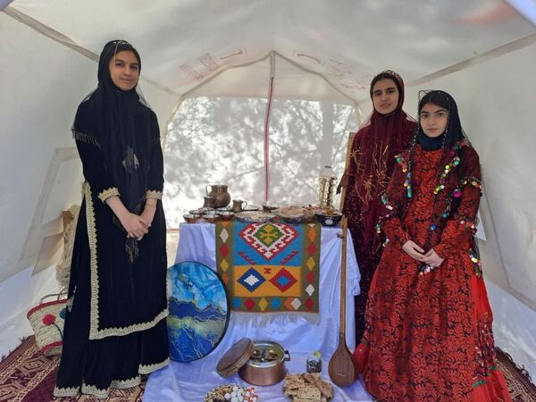 جشنواره بومی و محلی در دبیرستان سمیه شهرستان خاتم