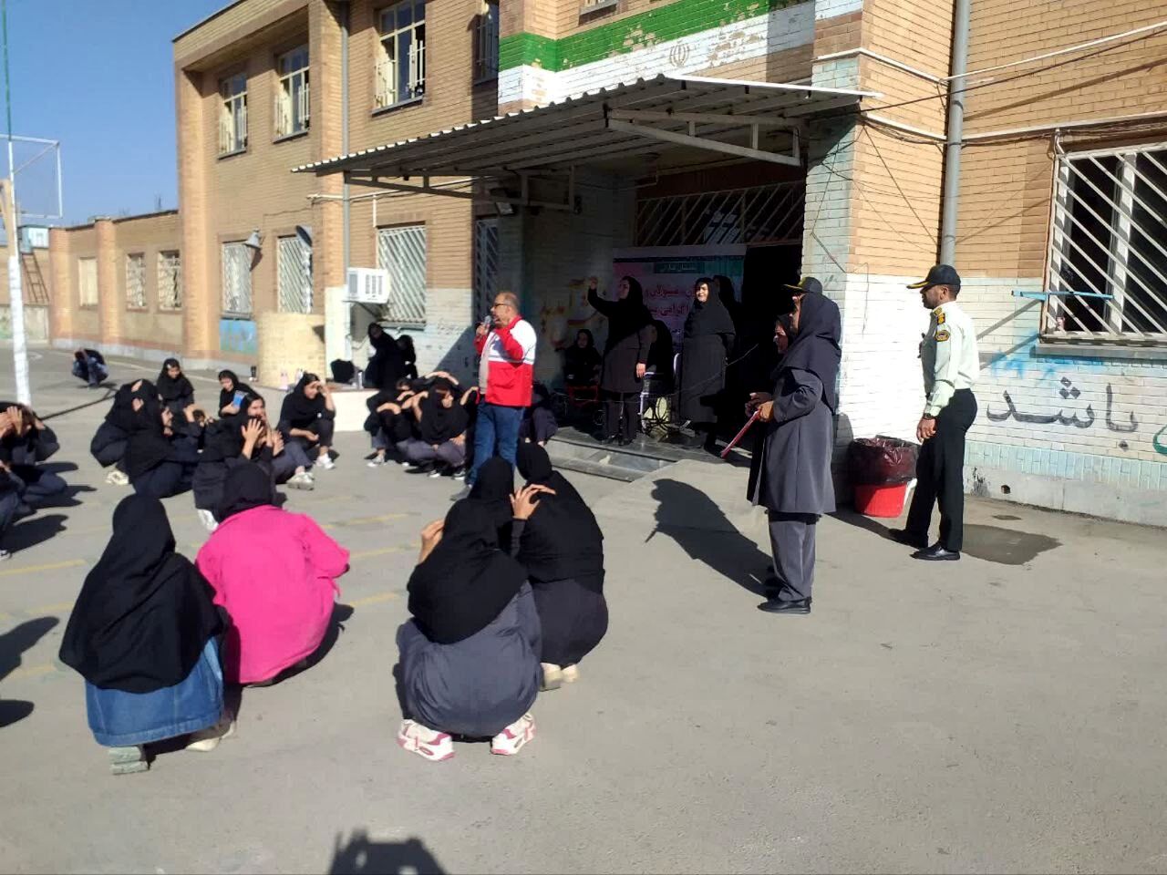 برگزاری مانور زلزله و پناه‌گیری در دبیرستان فضیلت بانه به مناسبت هفته نیروی انتظامی