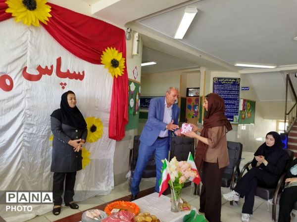 تجلیل از معلمان و اعضای انجمن اولیا و مربیان در مدرسه حضرت رقیه(س)