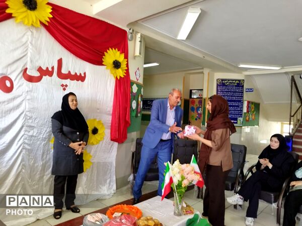 تجلیل از معلمان و اعضای انجمن اولیا و مربیان در مدرسه حضرت رقیه(س)