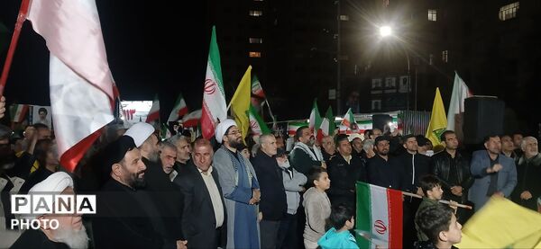 حضور دهه‌نودی‌ها در راهپیمایی میدان شهرداری ساوجبلاغ