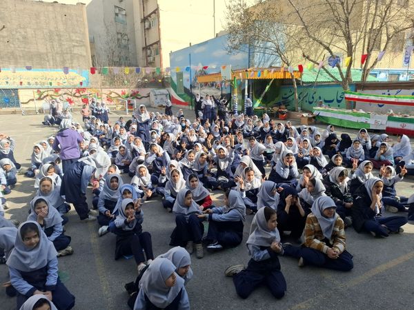 بزرگداشت روز ۲۲ بهمن  در دبستان میثاق 