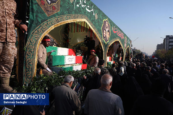 تشییع پیکرهای ۱۰۰ شهید گمنام از مقابل دانشگاه تهران
