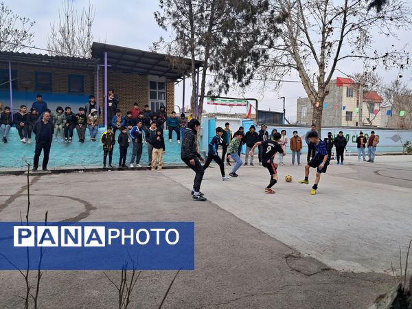 برگزاری مسابقه فوتبال گل کوچک درون مدرسه‌ای به‌مناسبت دهه فجر دبیرستان  پژوهش آشخانه 