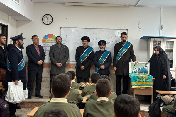 خادمان مسجد جمکران پرچم متبرک را به مدرسه شهید همت آوردند