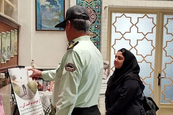 برگزاری نمایشگاه شناخت خطرات و آسیب های جامعه به مناسبت هفته نیروی انتظامی در دبیرستان صدیقه طاهره ناحیه یک شهرری