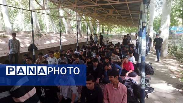 اولین نماز جماعت پایه دهمی ها همراه با کادر دبیرستان شاهد ابوذر غفاری 