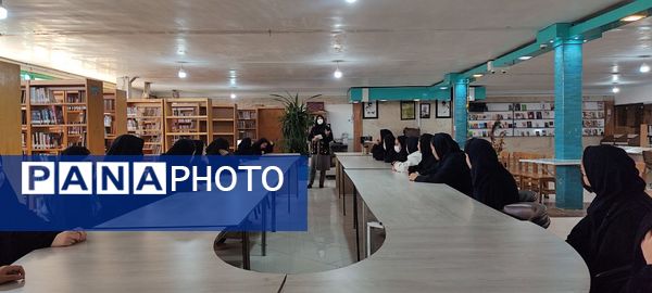 بازدید دانش‌آموزان دبیرستان امام حسین‌(ع) دوره دوم از کتابخانه عمومی شهر