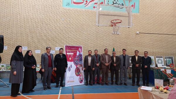 بازارچه دانش‌آموزی در دبیرستان فرزانگان ایلام