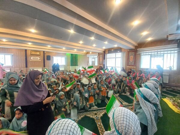 مراسم روز دانش آموز در دبستان دخترانه شاهد تحقیقی ناحیه ۶